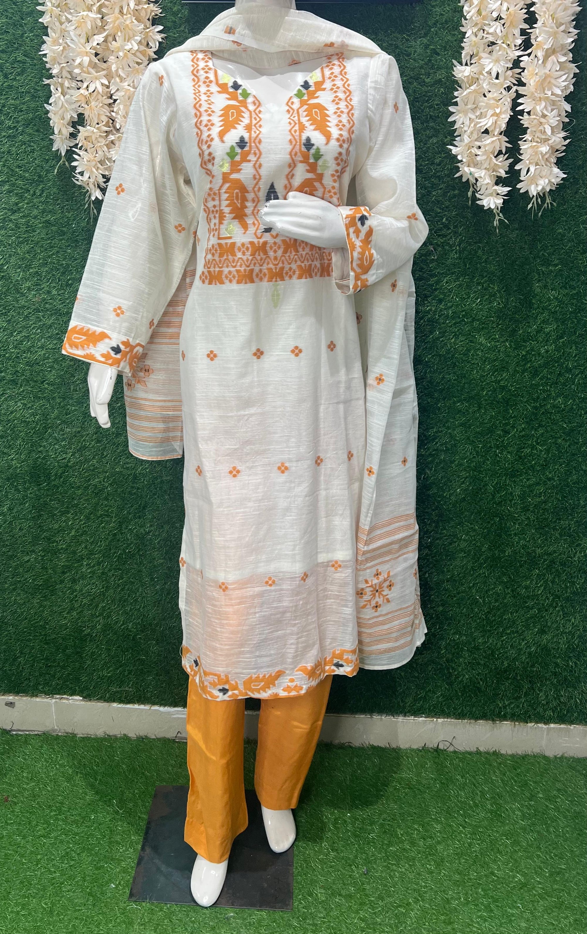 Handwoven Jamdani Kurta Set with Lace Detailing