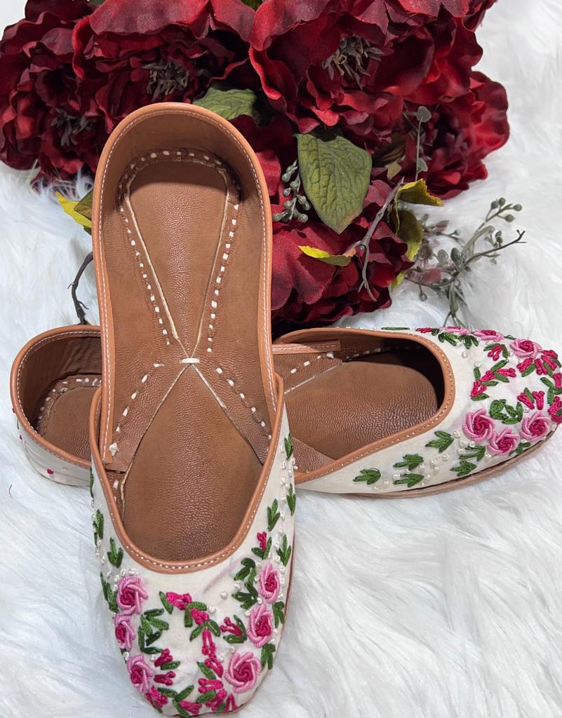 Pretty in pink floral jutti & clutch combo