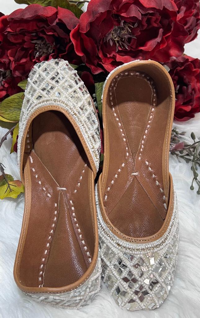 Mirror on the wall jutti