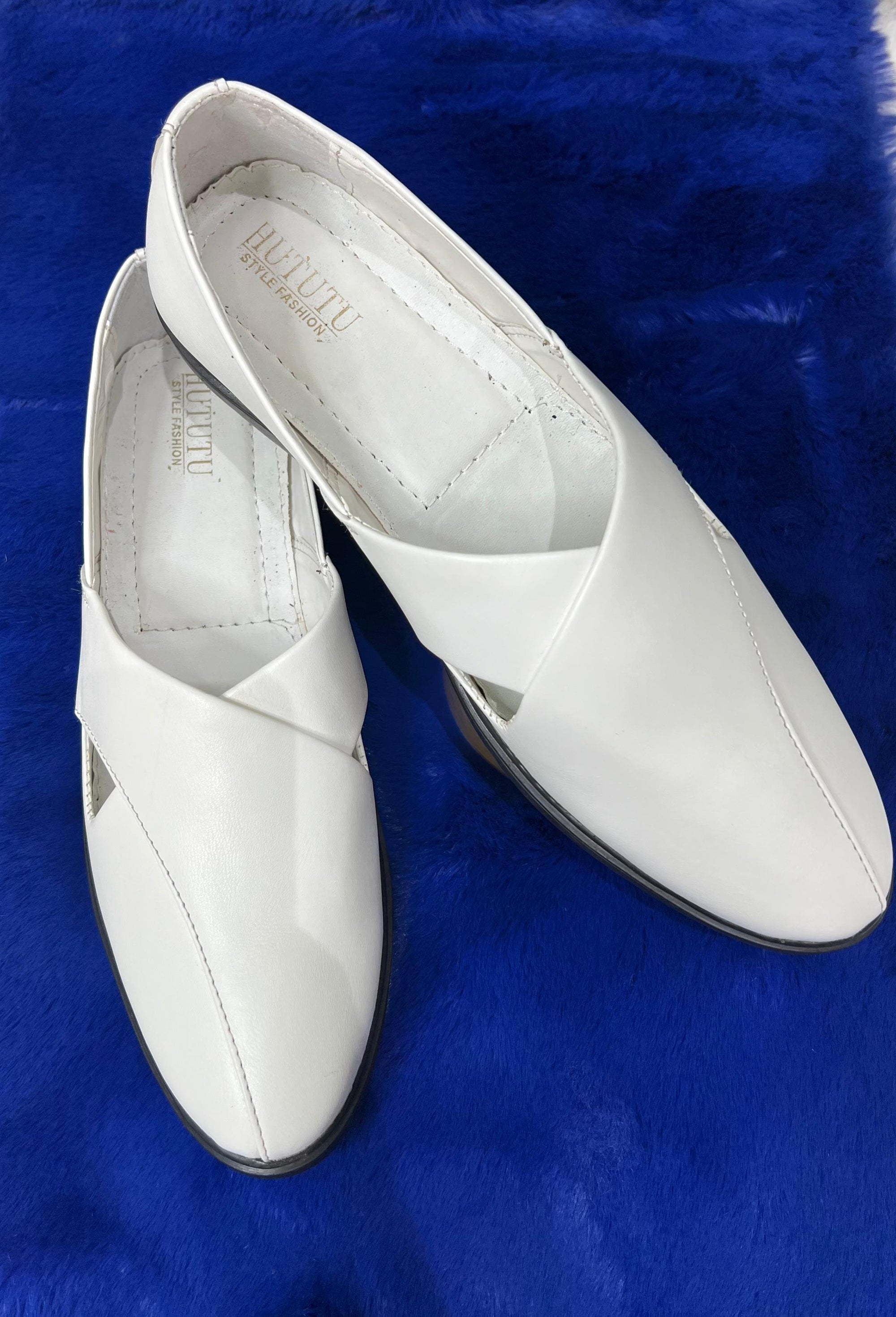 Crafted from premium leather with sturdy soles, these sandals blend tradition with modern aesthetics – ideal for ethnic functions, casual wear, or festive looks.