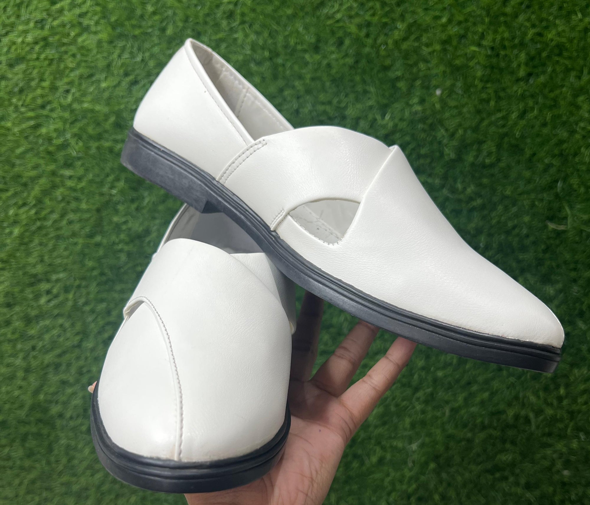 Our men’s Peshawari sandals feature durable hand-stitching, adjustable straps, and a classy finish—perfect for pairing with kurtas, shalwar kameez, or jeans.