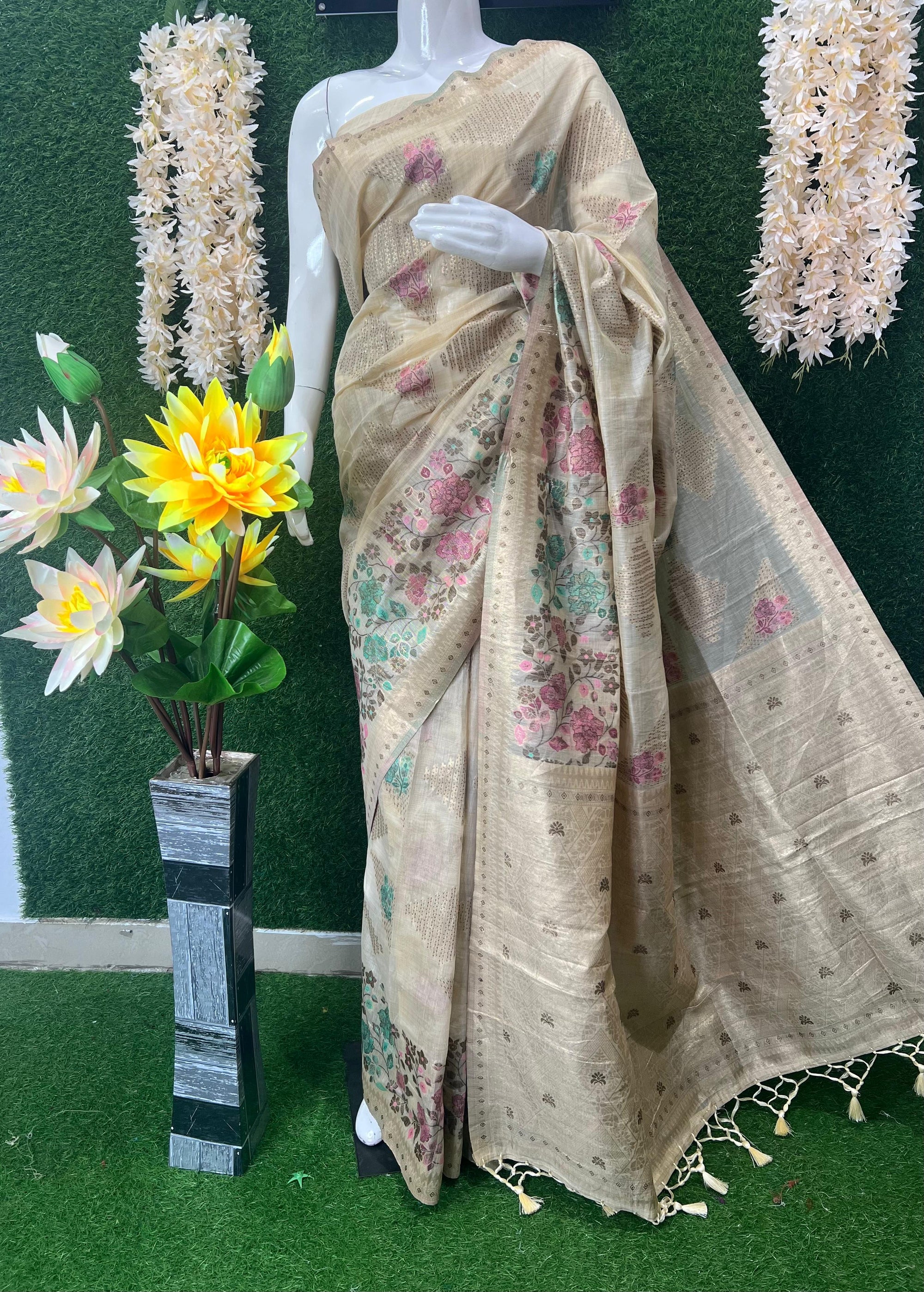 Banarasi Saree with Floral and Zari Weaving