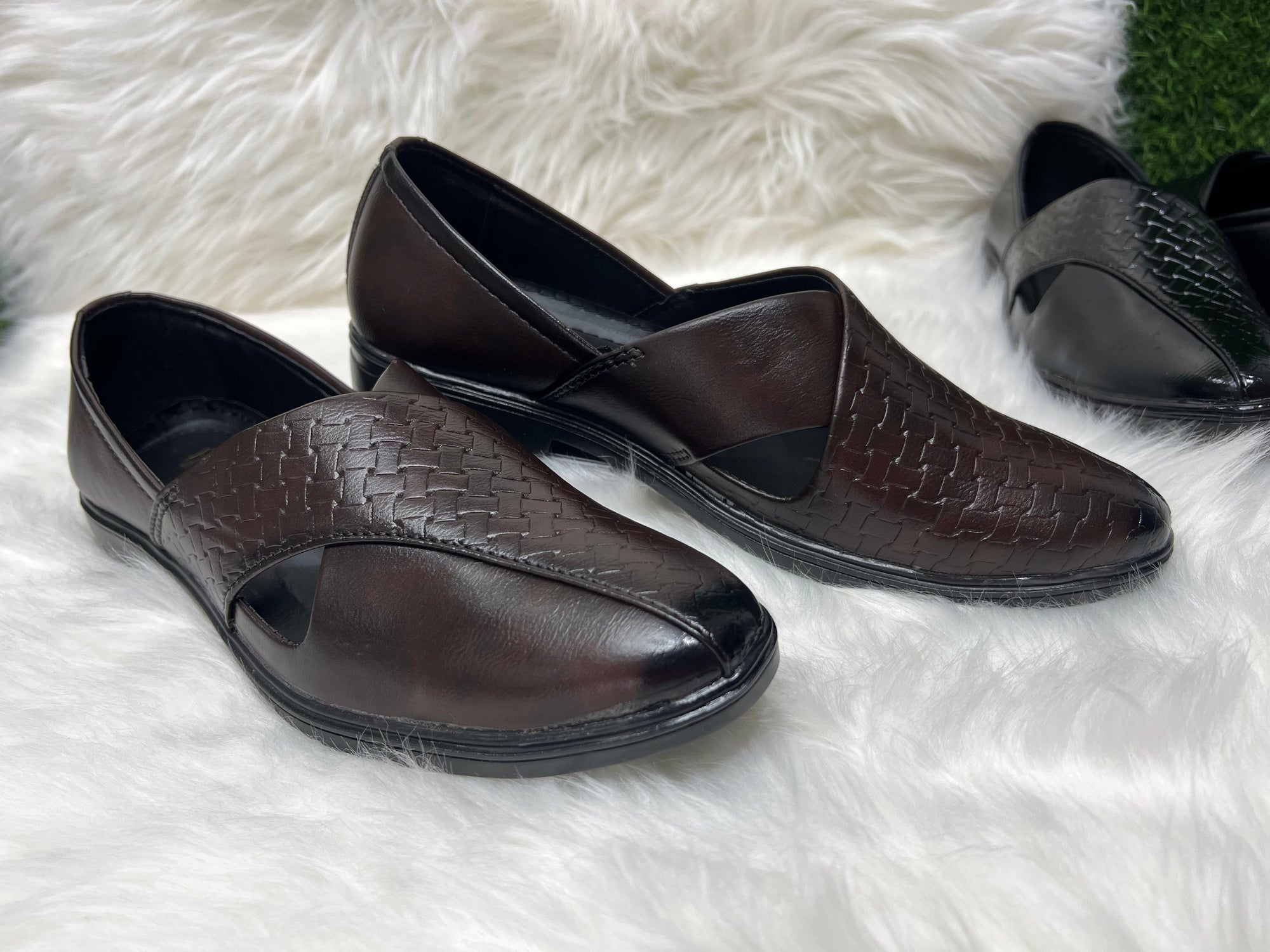 Minimalist yet deeply rooted. These Peshawari sandals offer classic desi elegance, fused with modern edge — perfect for styling beyond just festivals.