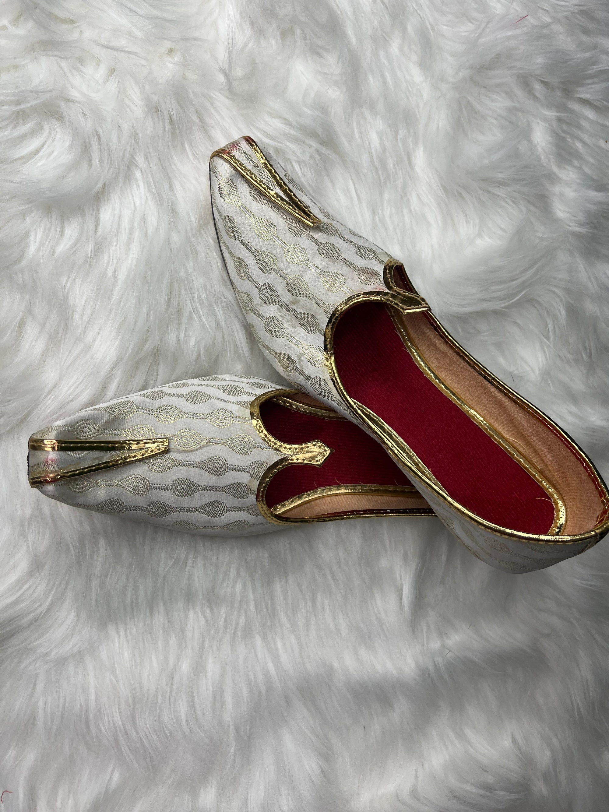 DEEUCO Men’s White & Gold Traditional Sherwani with Nagra Mojari