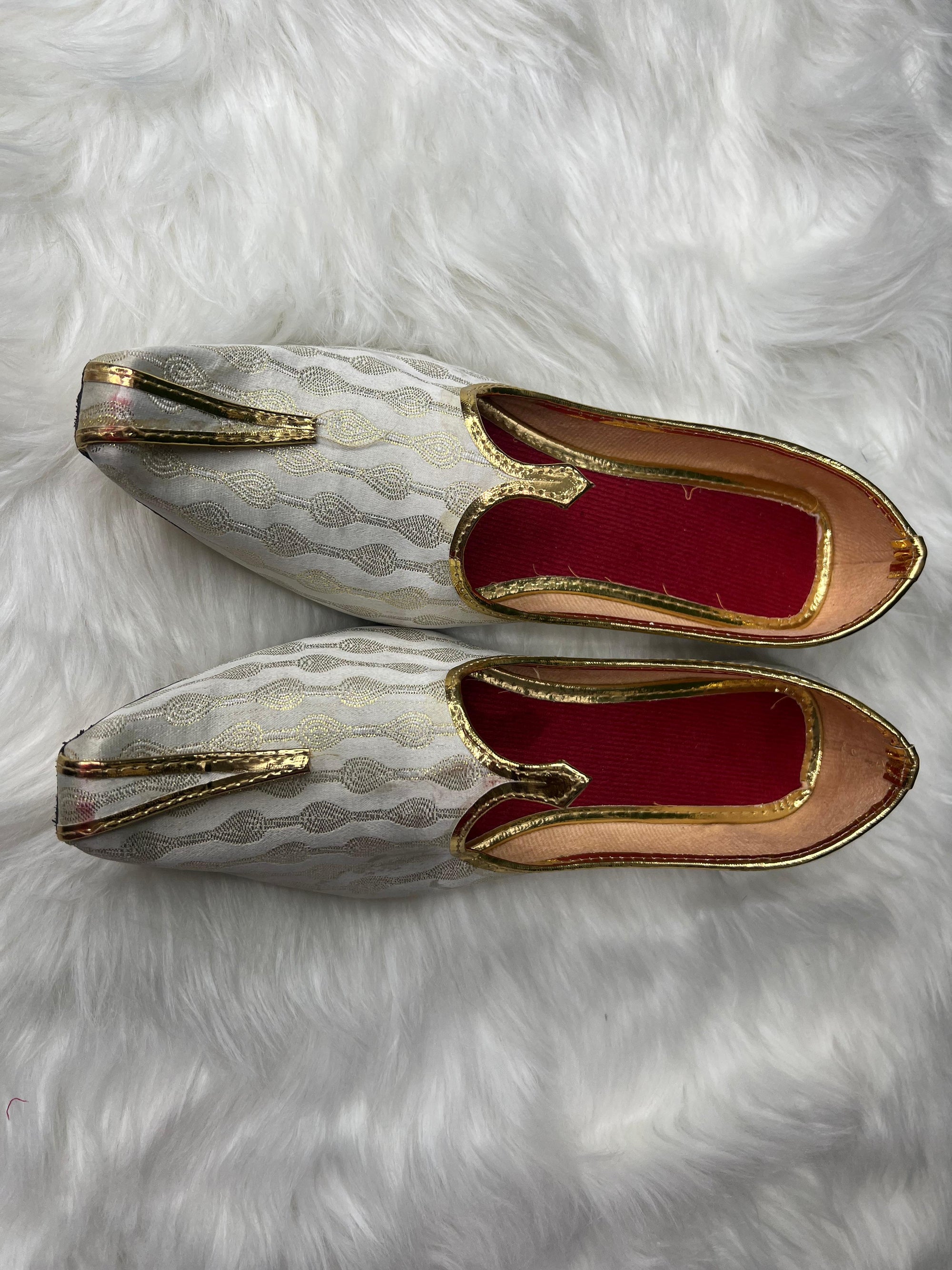 DEEUCO Men’s White & Gold Traditional Sherwani with Nagra Mojari