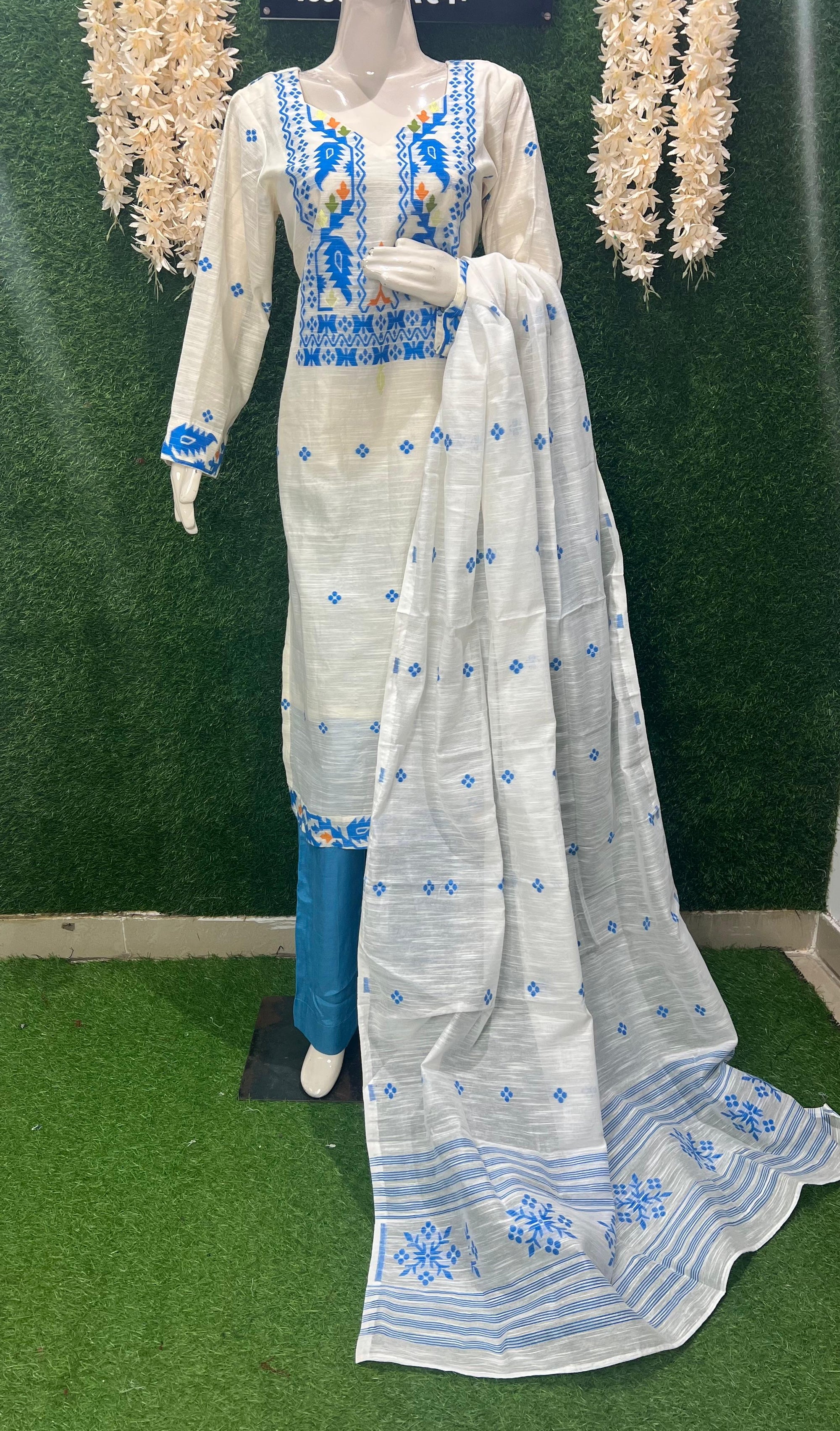 Handwoven Jamdani Kurta Set with Lace Detailing
