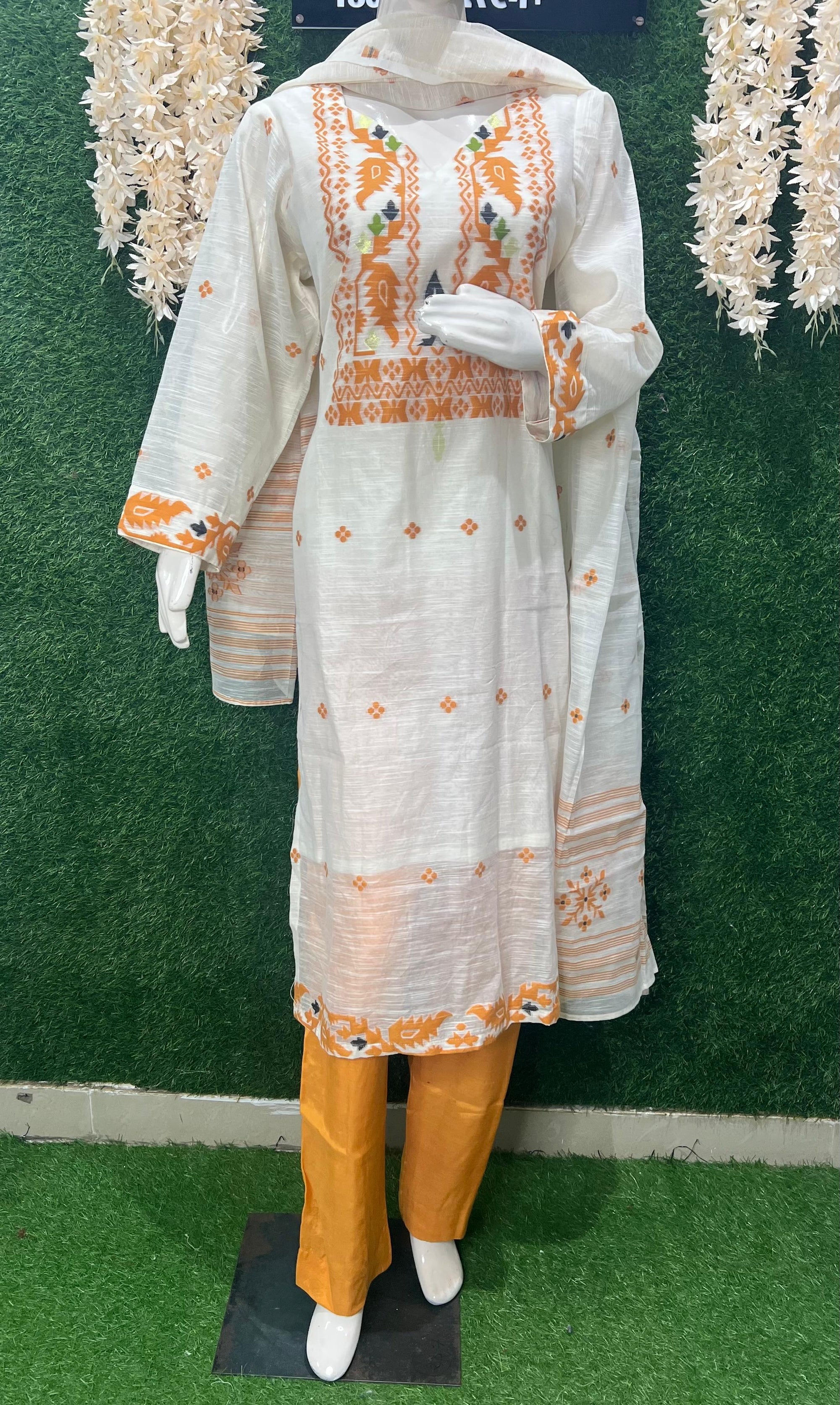 Handwoven Jamdani Kurta Set with Lace Detailing