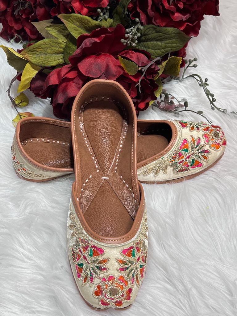 Creme brulee flower jutti