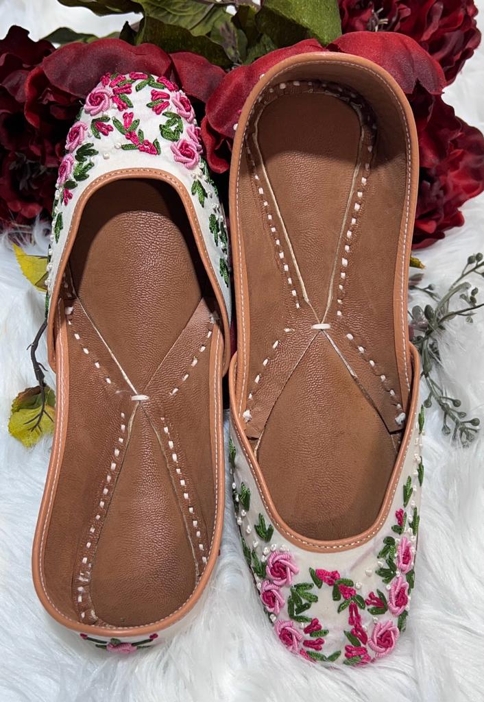 Pretty in pink floral jutti & clutch combo