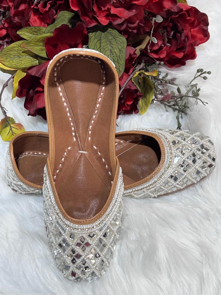 Mirror on the wall jutti