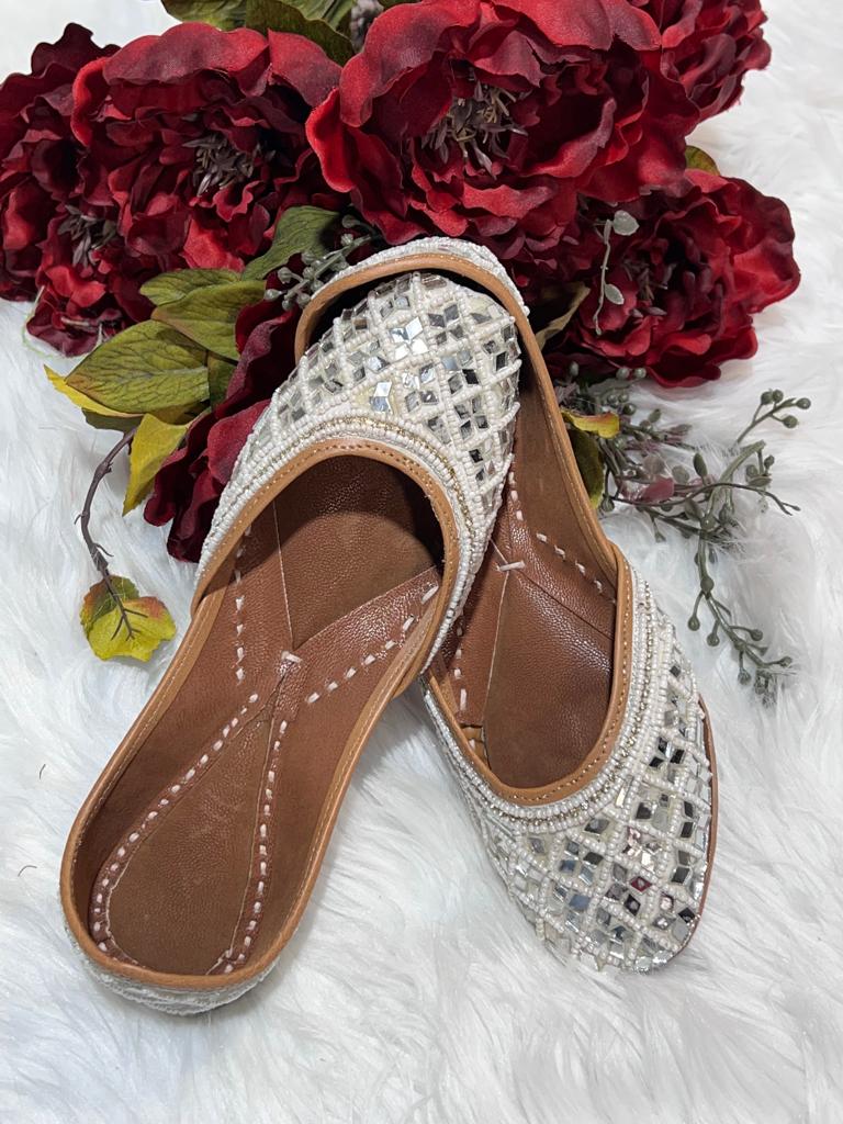 Mirror on the wall jutti